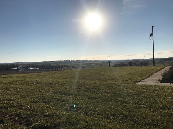 5010 Northpointe Dr, Zanesville, OH 43701